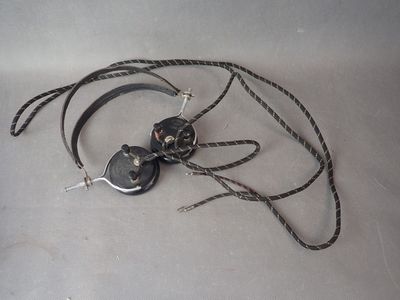 une paire de crochets métalliques fixés à une corde