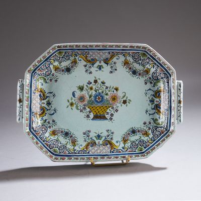vue du dessous d'une assiette bleue et blanche ornée de fleurs et d'oiseaux