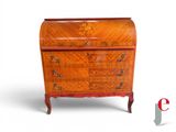 une photo d'une petite commode en bois