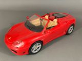 une petite voiture rouge posée sur une table
