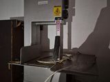 une machine posée sur une table dans une pièce