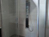 une salle de bains avec une douche à l'italienne et un lavabo