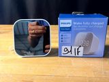 quelqu'un est en train de se prendre en photo dans un miroir avec son téléphone portable