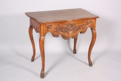 une petite table en bois avec un tiroir