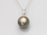 un pendentif composé d'une perle noire et de diamants, monté sur une chaîne en argent