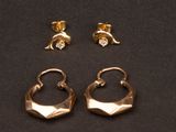 deux paires de boucles d'oreilles plaquées or et une paire de boucles d'oreilles plaquées or