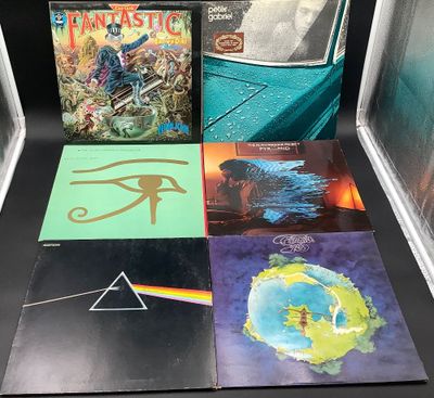 Plusieurs albums de Pink Floyd sont exposés dans une vitrine.