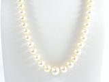gros plan d'un collier de perles sur un mannequin