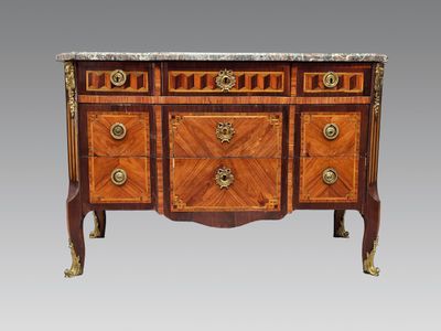 une commode ancienne avec dessus en marbre