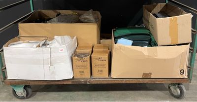 de nombreux cartons sur un chariot à l'arrière d'un camion