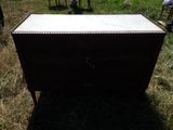 une vieille commode posée au milieu d'un champ