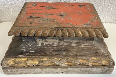deux morceaux de bois posés sur une table