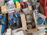 beaucoup d'articles divers éparpillés par terre