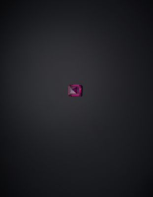 un diamant rose sur fond noir