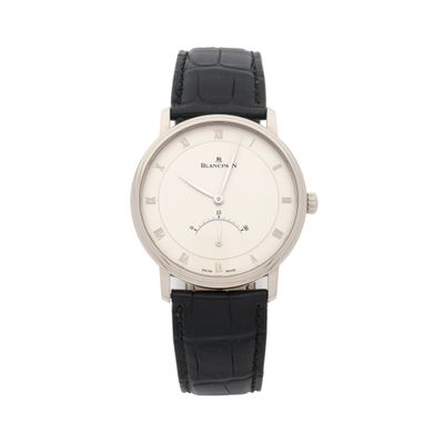 une image d'un gros plan d'une montre-bracelet sur un fond blanc