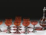 de nombreux verres à vin et un pichet posés sur une table