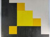 peinture abstraite jaune, noire et blanche sur un mur blanc