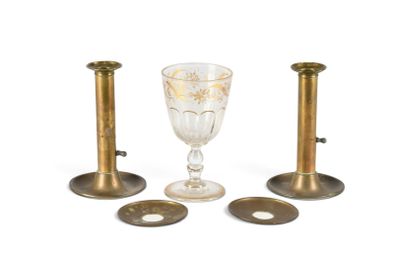 trois bougeoirs et un verre à vin sur fond blanc