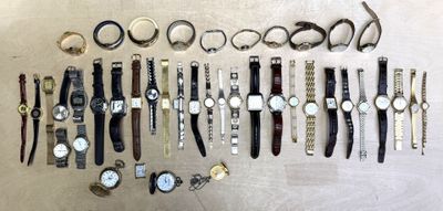 beaucoup de montres et d'autres montres posées sur une table
