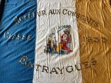 un drapeau sur lequel figure la photo d'un homme et d'une femme