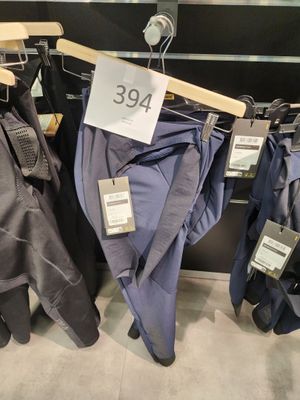 de nombreux pantalons suspendus à un portant dans un magasin