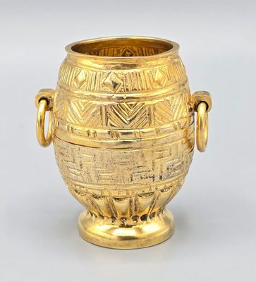 un vase en or posé sur une table