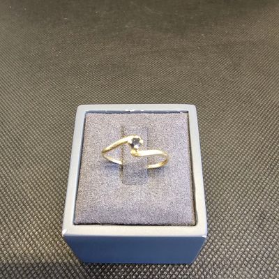 une photo d'une bague dans un écrin posé sur une table