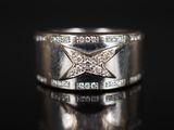 une image d'une bague en diamant sur une surface noire