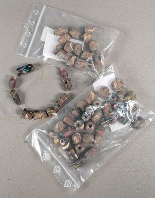 deux sachets de noix posés sur une table sur laquelle se trouve un bracelet