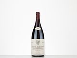 une bouteille de vin posée sur une table à côté d'une bouteille de vin