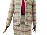 une image d'une robe et d'une veste de femme sur un mannequin