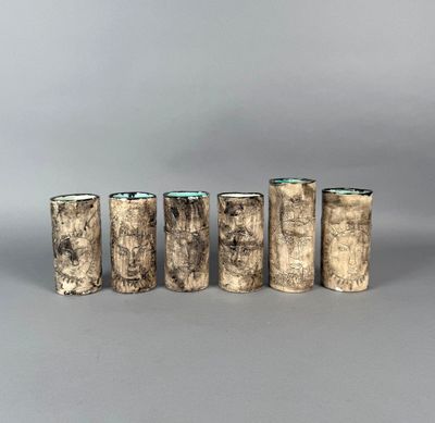 Suite de six gobelets en céramique à décor incisé d'un solei… - Photo 1