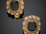 une paire de boucles d'oreilles en diamant noir et blanc