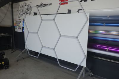 panneau hexagonal blanc avec des hexagones noirs et blancs en arrière-plan