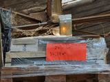 plusieurs morceaux de bois sont empilés les uns sur les autres sur une table