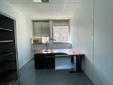 une pièce avec un bureau et une bibliothèque