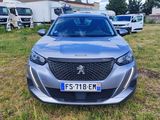 vue de face d'une voiture argentée garée dans un champ herbeux