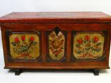 un petit coffre en bois orné de motifs floraux