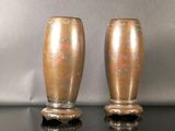 deux vases posés sur une table
