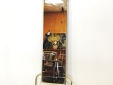 un miroir posé sur un pied, surmonté d'un autre miroir