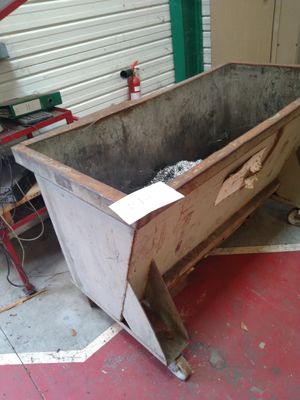 une baignoire en cours de construction dans un garage
