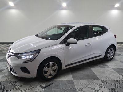 la voiture blanche est garée sur le sol à carreaux d'un garage