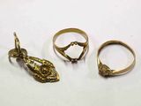 trois bagues en or et une bague ornée d'un oiseau