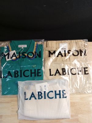 deux chemises et un sac de vêtements posés sur une table