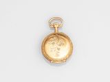 une vieille montre de poche en or avec une chaîne, posée sur une surface blanche