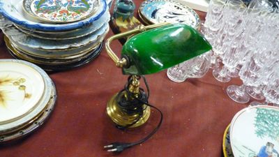 une table sur laquelle se trouvent plusieurs assiettes et une lampe