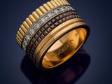 une bague en or et diamants, offerte par l'entreprise