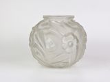 un vase en verre blanc orné d'un motif
