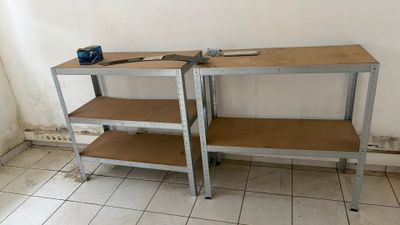 deux étagères sur lesquelles sont posés des outils, dans un coin de la pièce