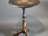 une petite table sur laquelle repose un plateau en métal